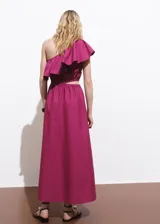 Vestido midi de algodón color fucsia, con diseño evasé, cuello asimétrico de un solo hombro con volantes, detalles cut-out en los laterales de la cintura y falda amplia.