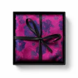 Pañuelo de bolsillo cuadrado con diseño floral en tonos fucsia y azul, presentado en caja de regalo negra con lazo.