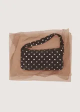 Bolso de mano tipo baguette de cuero marrón, adornado con tachas metálicas plateadas dispuestas en todo su diseño, incluyendo la correa.