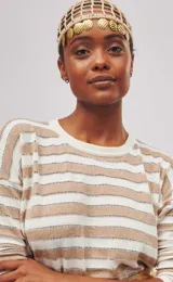 Casquete tejido a mano en croché tipo rejilla en motivos florales multicolor.