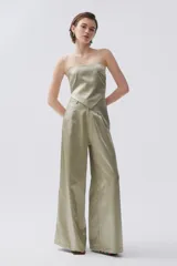 Pantalón sastrero verde oliva de tafeta metalizada, tiro alto y pierna ancha.