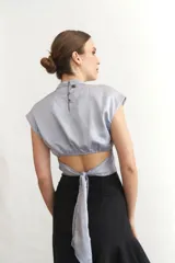 Top corto de seda color verde esmeralda, con cuello mao y mangas cortas.