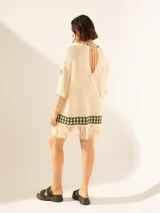 Poncho azul marino con diseño de ananás y flecos en el ruedo.