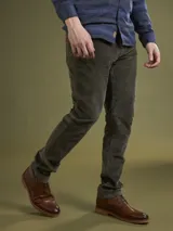 Pantalón largo de pana color verde oliva, corte recto y tiro medio.