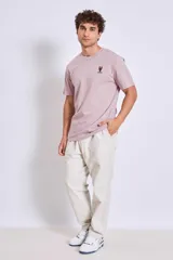 Remera manga corta color lila con logo bordado en el pecho.