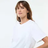 Camiseta básica blanca de manga corta y cuello redondo, con diseño holgado ideal para lactancia y maternidad.
