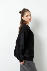 Buzo de polar con estampado animal print y mangas largas de nylon negro.