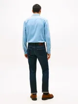 Jeans Tommy Hilfiger modelo Denton de corte recto, con diseño clásico de cinco bolsillos, cierre de botón y cremallera, confeccionado en denim azul oscuro.