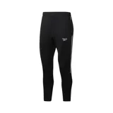 Pantalón de jogging negro con dos líneas blancas verticales a los costados y logo de Reebok bordado en blanco.
