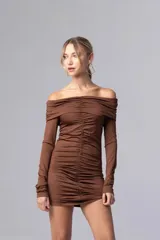 Vestido corto color chocolate, con escote off-shoulder, mangas largas y frunces verticales en el frente.