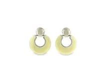 Pendientes de gota con esmalte en forma de aro abierto color amarillo suave, suspendidos de una esfera metálica plateada pulida.