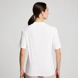 Remera blanca de Saucony, corte clásico, con logo de la marca estampado en el pecho en color rojo y negro.