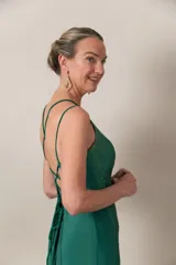 Vestido largo de lycra verde tornasolado con dorado, escote corazón, espalda con breteles cruzados y falda amplia con cola.