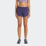 Short de entrenamiento New Balance color violeta, con cintura elástica y tecnología NB Dry para mayor transpirabilidad. Presenta un diseño de corte regular con aberturas laterales y bolsillos funcionales.