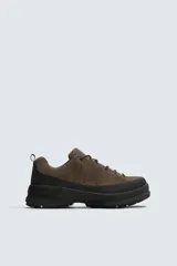 Zapatilla de cordones con parte superior de piel con acabado serraje, horma redonda, suela con volumen y piso track.