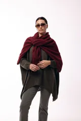 Sweater de punto con silueta amplia y relajada, cuello redondo y mangas largas con puños ajustados. Presenta un diseño de caída fluida y tejido suave.