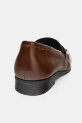 Mocasín de mujer confeccionado en piel con efecto desgastado. Presenta un diseño clásico con antifaz en el empeine, punta redonda y suela plana.