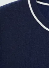 Vestido corto de punto fino en color azul marino, con diseño entallado, cuello redondo y mangas cortas. Presenta detalles de líneas blancas en contraste en el cuello, los puños y el ruedo.