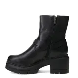 Botas de cuero negro con caña media, taco cuadrado y suela track. Presentan una tira decorativa con hebilla metálica alrededor del tobillo.
