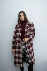 Chaqueta de corte sastre con estampado de cuadros en tonos marrones y beige, con solapas clásicas y cierre frontal con botones.