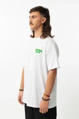 Remera blanca de algodón con estampa en la espalda de un personaje de la película "Home Alone" con el texto "Home Alone".