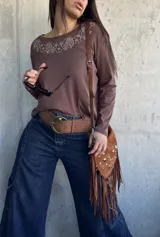 Remera de manga larga color chocolate, con cuello redondo y diseño bordado en hilo blanco alrededor del escote.
