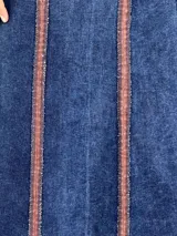 Pollera larga de jean azul con rayas verticales verdes.