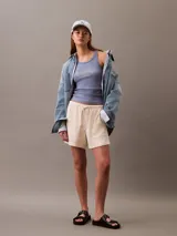 Short color crema de tejido doble de algodón y viscosa, con cintura elástica ajustable con cordón, bolsillos laterales y trasero, y logo bordado.