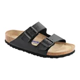 Sandalias Birkenstock Arizona con dos correas ajustables de Birko-Flor negro y hebillas metálicas negras. Plantilla anatómica de corcho-látex y suela de EVA. Modelo con plantilla suave (Soft Footbed).
