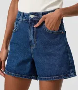 Short tipo mom de jean azul clásico, con tiro alto, trabillas para cinturón y bolsillos delanteros y traseros.