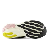 Championes de running New Balance modelo Fresh Foam X 1080v13, color negro con detalles en rosa y amarillo.