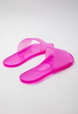 Sandalia chata color negro de goma semi transparente con tira ancha sobre el empeine.