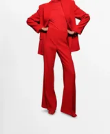 Pantalón de vestir rojo de corte recto y tiro medio, confeccionado en poliéster.