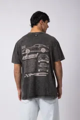 Remera negra con efecto acid wash, corte holgado y estampa frontal con logos y diseño de automovilismo.