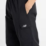 Pantalón cargo negro de corte recto, con cintura elástica ajustable y bolsillos laterales con solapa. Confeccionado en tejido ripstop resistente al agua.