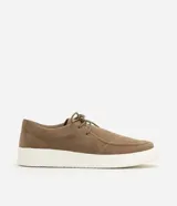 Zapato estilo moc toe para hombre, confeccionado en poliuretano con acabado aterciopelado en color marrón, cierre de cordones y suela gruesa de EVA en color blanco.