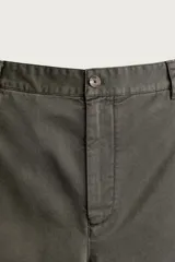 Bermuda cargo color verde militar de corte relaxed fit, confeccionada en tejido de algodón. Cuenta con bolsillos laterales con solapa en las perneras, trabillas en la cintura con ajuste lateral y cierre frontal con cremallera y botón.