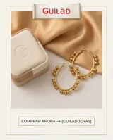 Aros tipo argolla de acero con baño de oro, decorados con una serie de pequeñas esferas integradas en el diseño.
