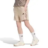 Short de felpa color beige de la marca Adidas, con cintura elástica, cordón ajustable interior y bolsillos laterales. Presenta detalles de las tres tiras con estampado animal print en los laterales y el logo de la marca bordado en color marrón en la pierna.