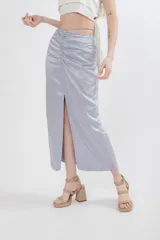 Falda midi de seda negra, con tajo frontal y cintura ajustable con cordón.