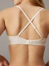 Brasier Calvin Klein de estilo triangular sin forro, confeccionado en encaje microcepillado con diseño floral. Presenta escote en V, correas ajustables multidireccionales y una banda elástica inferior afelpada con el logo de la marca en tono sobre tono.