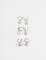Set de tres pares de aros tipo argolla plateados con dijes de estrellas esmaltadas en diversos colores y centro de piedra zirconia.