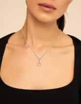 Charm en forma de herradura con acabado metálico brillante, diseñado para personalizar collares o pulseras.