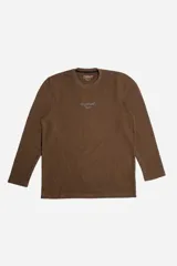 Remera de manga larga marca Mistral, color marrón con textura acanalada. Presenta cuello redondo y un pequeño logo bordado en el centro del pecho.