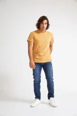 Jean de hombre color gris oscuro, corte recto, con roturas y logo bordado.