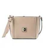 Bandolera de tamaño mediano en color taupe, confeccionada en material sintético con acabado liso. Presenta una correa larga ajustable con hebilla metálica y un aplique metálico cuadrado con el logo de la marca en el frente.
