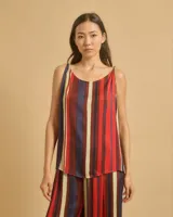 Top con breteles finos y estampado a rayas verticales en tonos rojo, azul y beige.