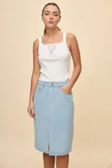 Falda midi de jean color negro, de corte recto con abertura central en la parte delantera, bolsillos y cierre con botón metálico.