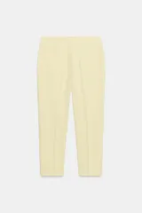 Pantalón de tiro alto color fucsia, de corte recto, con bolsillos delanteros, falsos bolsillos de vivo en la espalda y raya marcada en las perneras. Cierre frontal con cremallera, botón interior y gancho metálico.