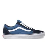 Championes Vans Old Skool de caña baja, capellada de lona y gamuza azul, con la icónica sidestripe de cuero blanca, cuello acolchado, plantilla acolchada y la suela de waffle original de Vans.